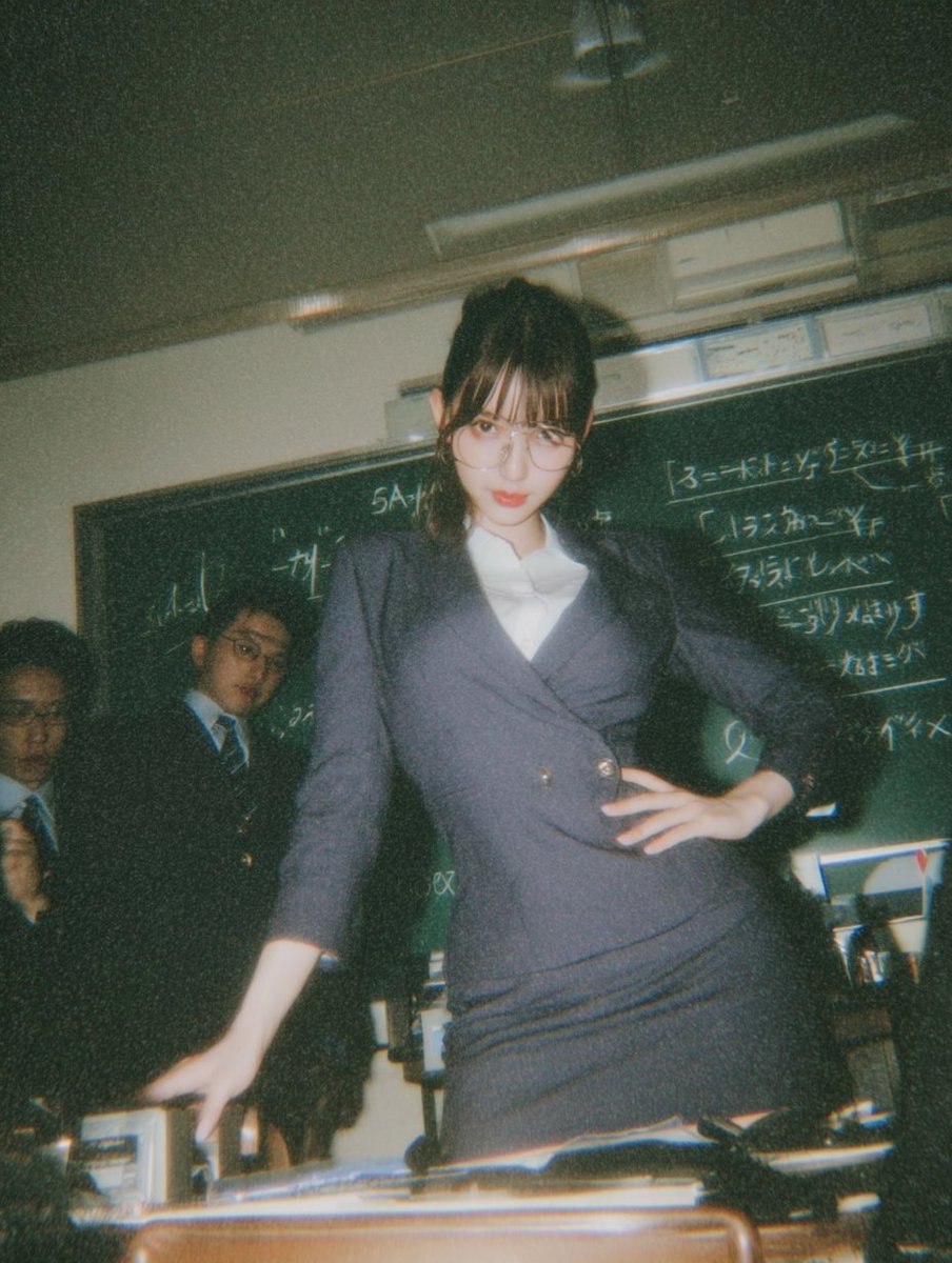 AIBoxBot构图拆解：赛博机械少女与冷酷武装机甲组图｜Midjourney 实操指南（附提示词） - AIBoxBot