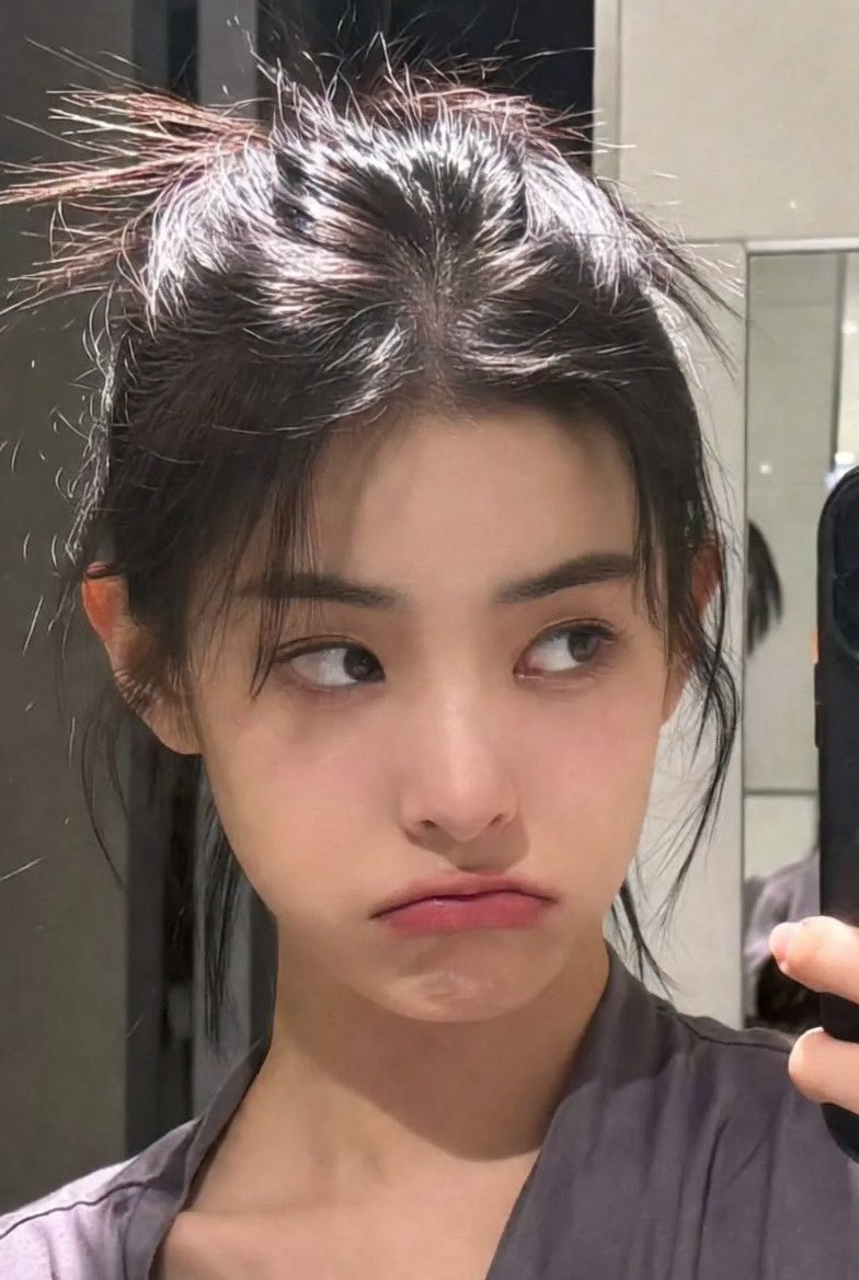 AIBoxBot构图拆解：街拍感十足的韩系少女合照练习稿｜Midjourney 实操指南（附提示词） - AIBoxBot