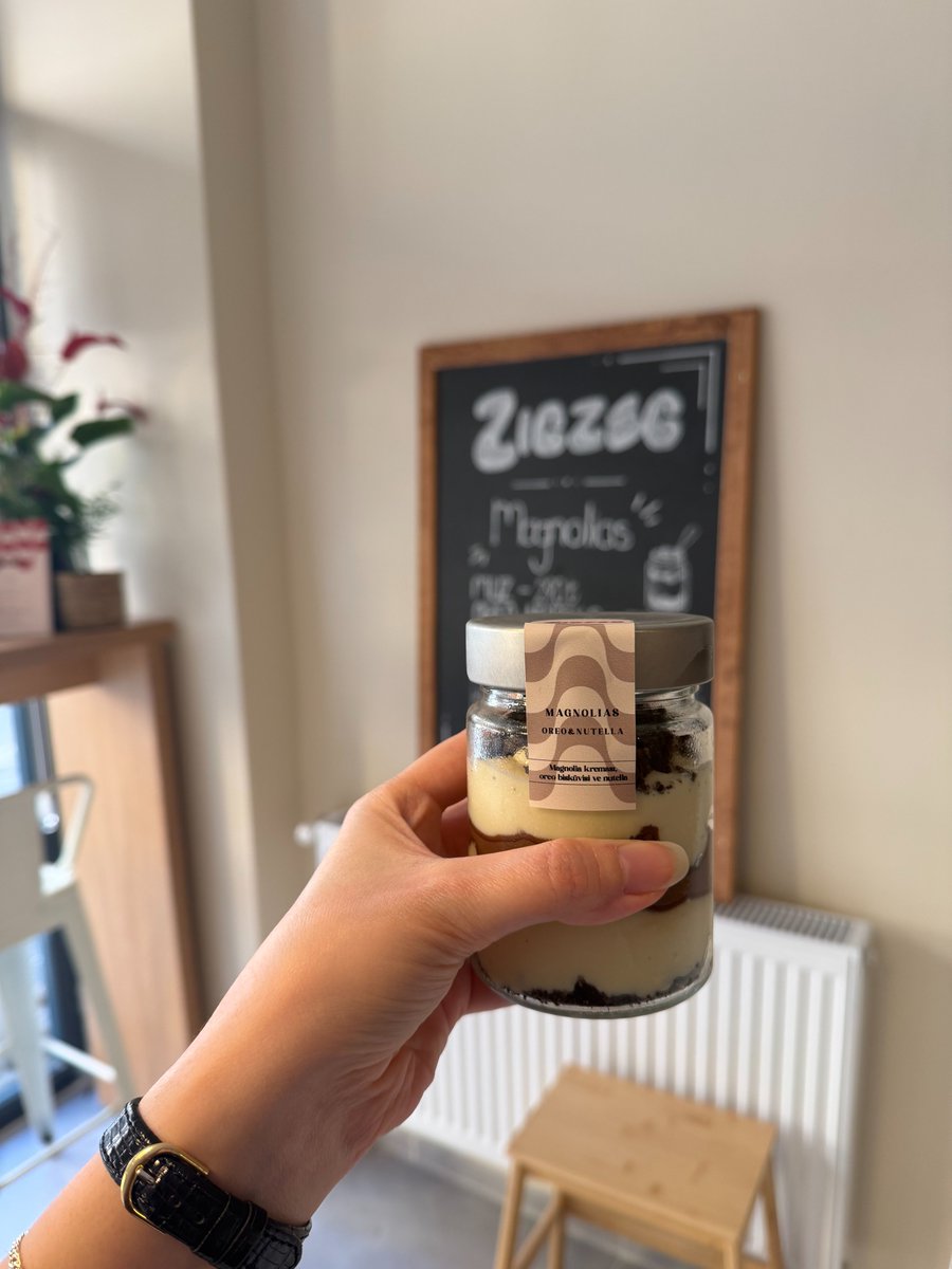 AIBoxBot视觉笔记：伊斯坦布尔的甜品店 × NanoBanana 视觉演绎｜NanoBanana 构图实操指南 - AIBoxBot