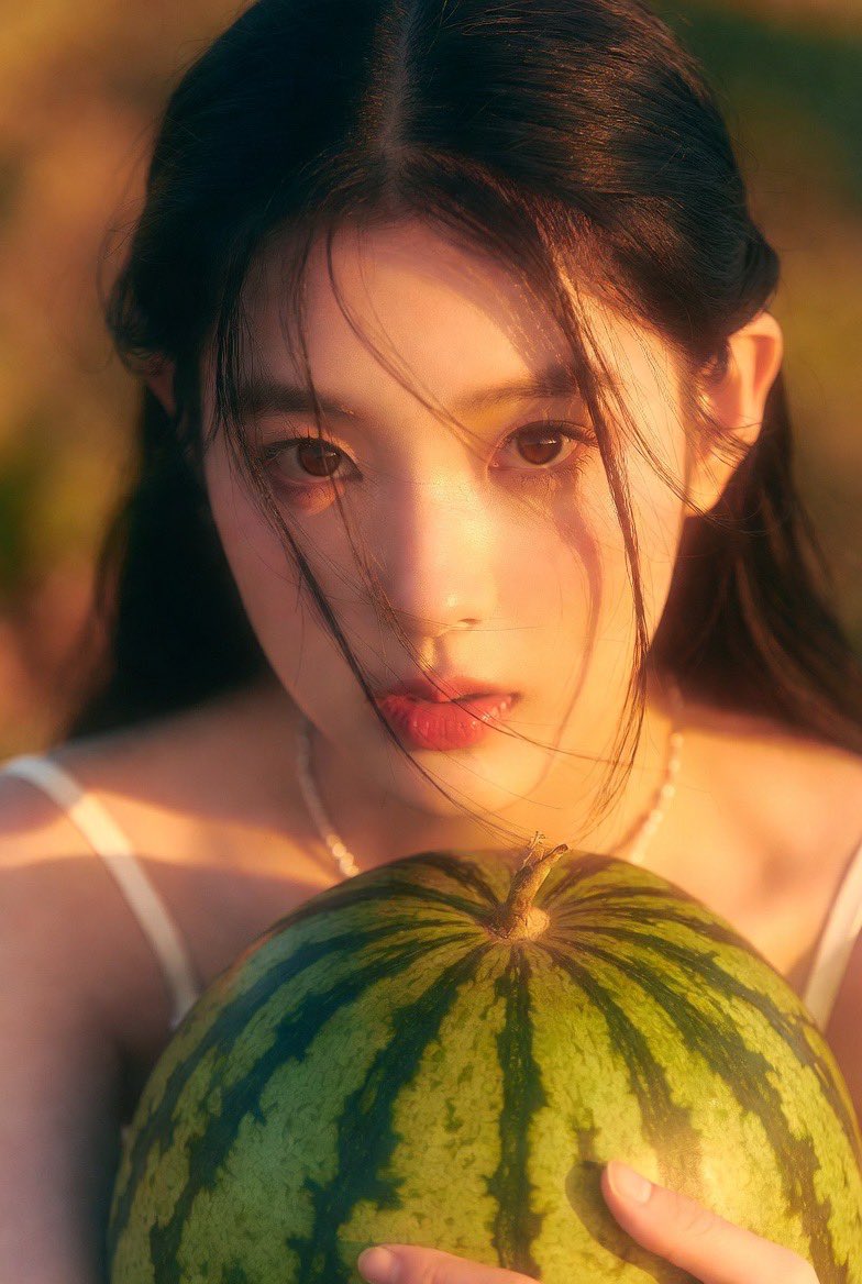AIBoxBot构图拆解：西瓜主题的清新韩系少女写真｜Midjourney 实操指南（附提示词） - AIBoxBot