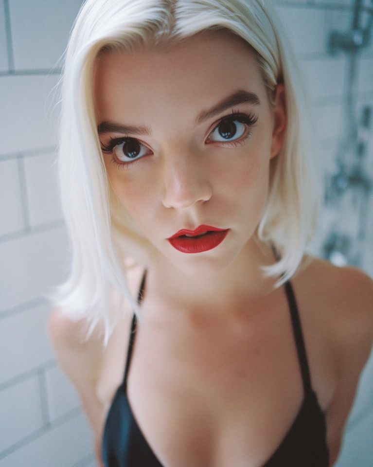 AIBoxBot构图进阶：过期胶片质感的人像练习示例｜Midjourney 提示词 - AIBoxBot