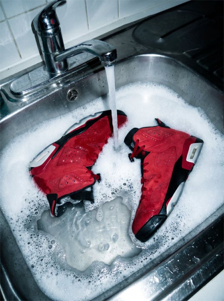 AIBoxBot构图进阶：球鞋“下水洗白白”的纪实感大片｜Midjourney 提示词 - AIBoxBot