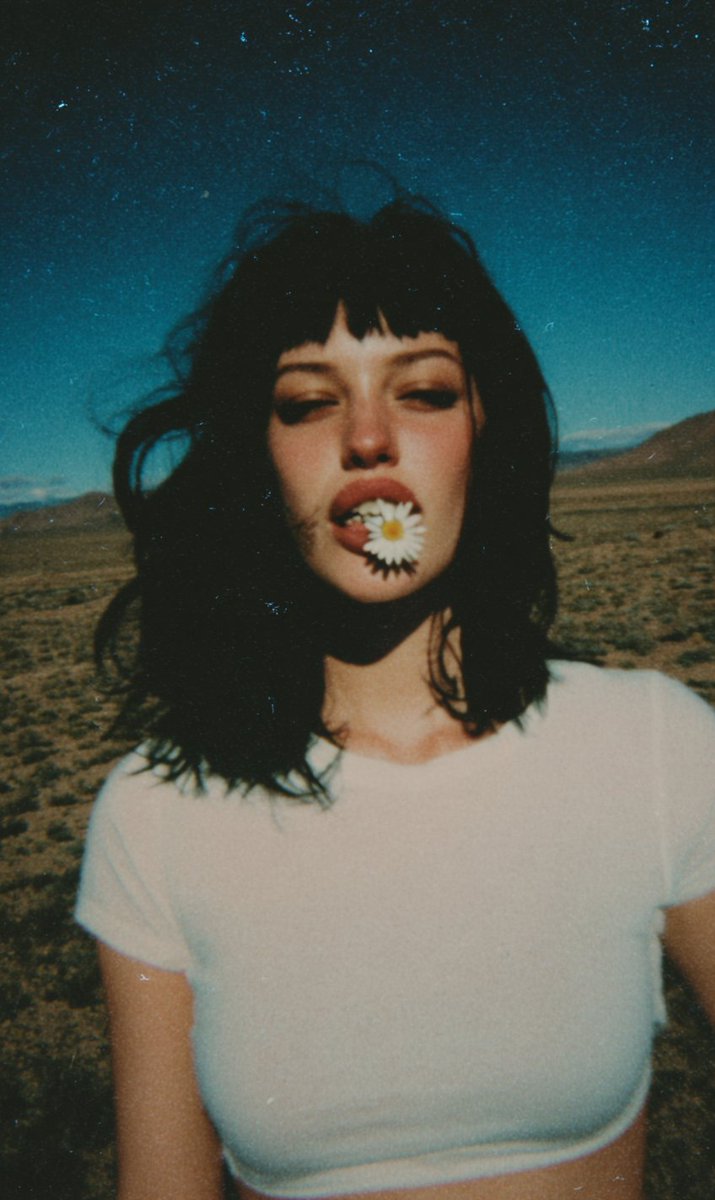 AIBoxBot视觉拆解：90年代胶片感·荒漠花束人像｜Midjourney 教程 - AIBoxBot