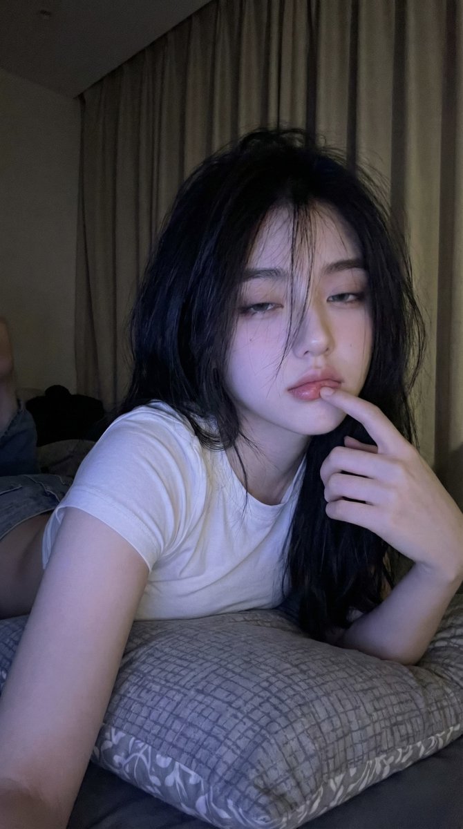 深夜自拍风：用 NanoBanana 做出超写实手机自拍 - AIBoxBot