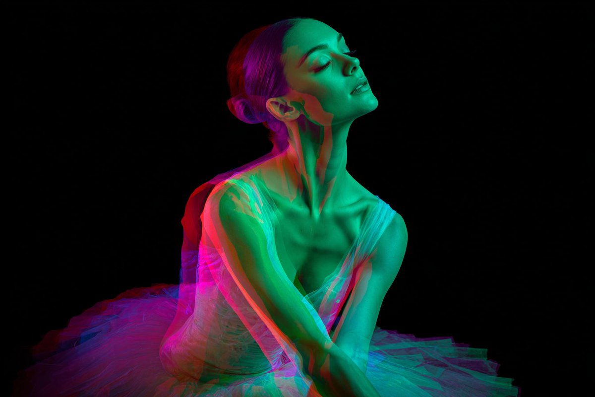 AIBoxBot实战笔记：光谱边缘人像：色散与梦境结合的玩法｜Midjourney 教程 - AIBoxBot