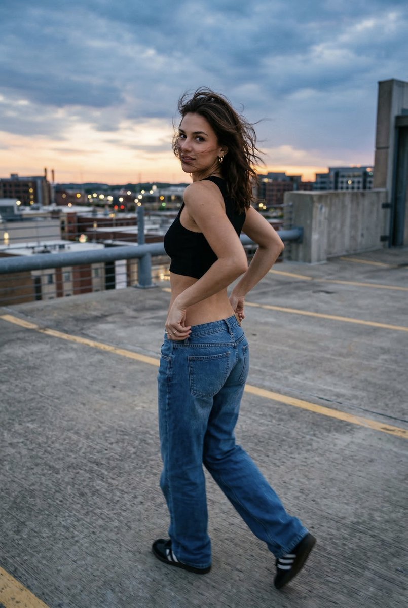 AIBoxBot创作练习：停车场天台的「假 iPhone 实力」｜NanoBanana 提示词分享 - AIBoxBot