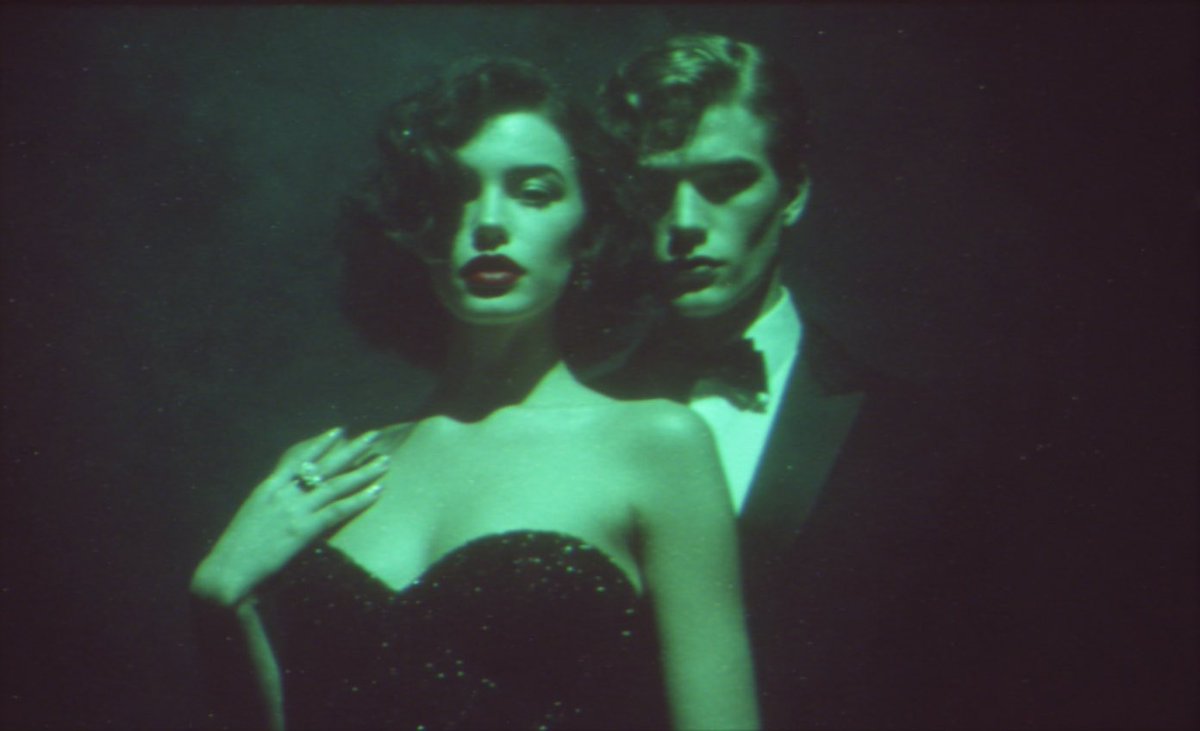 AIBoxBot创作练习：朦胧绿调胶片感双人特写｜Midjourney 提示词分享 - AIBoxBot