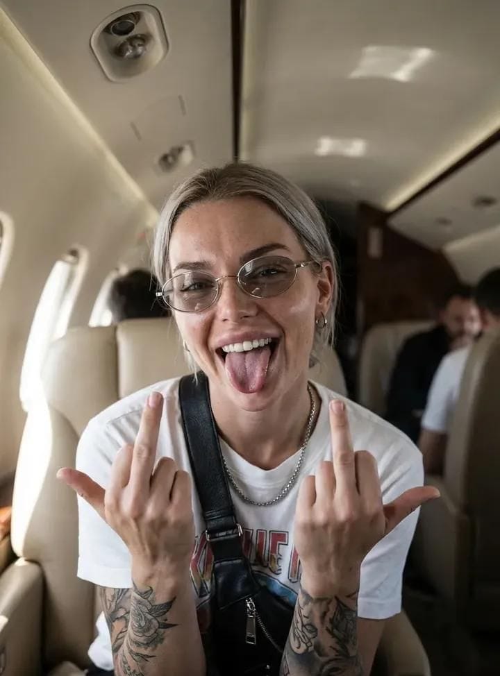 AIBoxBot创作练习：奢华包机里的抓拍女主角｜Midjourney 提示词分享 - AIBoxBot