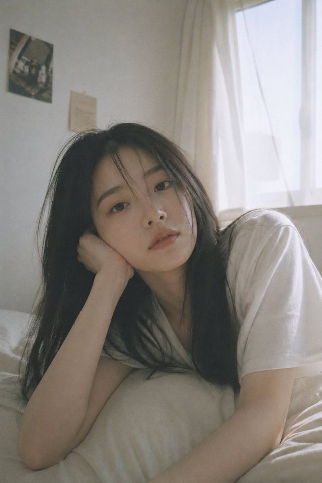 AIBoxBot构图拆解：日系负片感的人物慵懒肖像练习｜Midjourney 实操指南（附提示词） - AIBoxBot