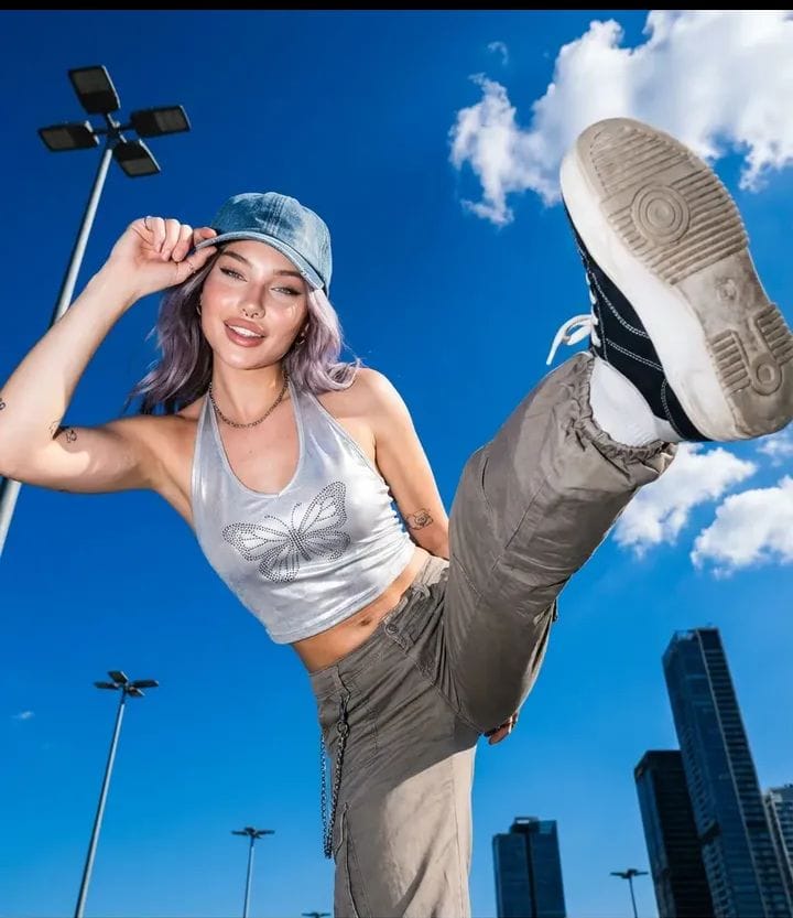 AIBoxBot构图拆解：动态Y2K闪光时尚人像解析｜Midjourney 实操指南（附提示词） - AIBoxBot