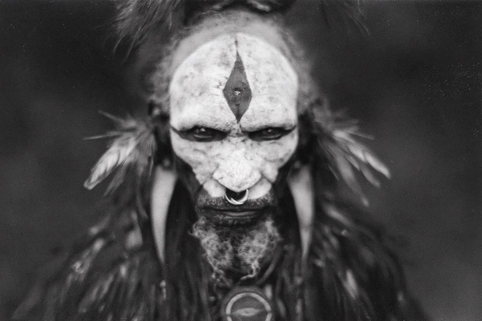 AIBoxBot构图进阶：胶片质感的人像：阿帕奇酋长黑白写真｜Midjourney 提示词 - AIBoxBot