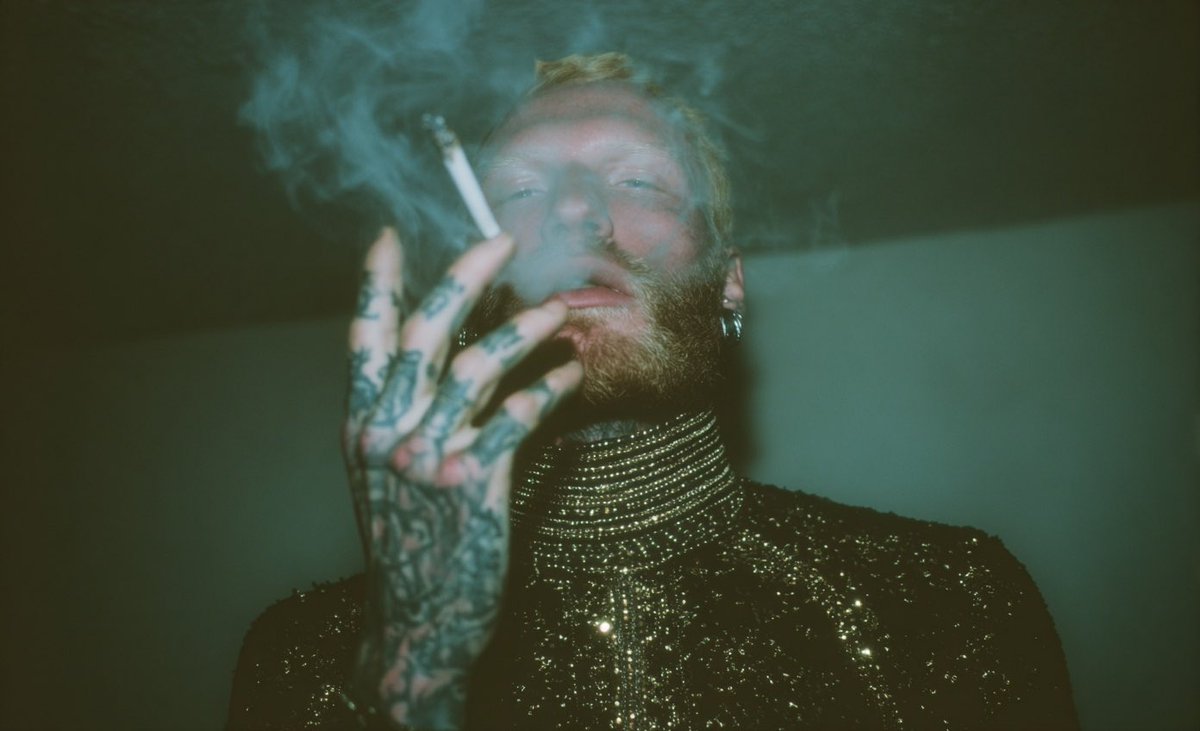 AIBoxBot创作练习：诡异特写：闪光灯下的迷幻吸烟者｜Midjourney 提示词分享 - AIBoxBot