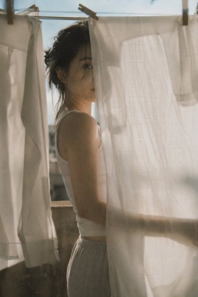 AIBoxBot场景实战：日系负片感的温柔背光剪影｜Midjourney 构图提示词 - AIBoxBot