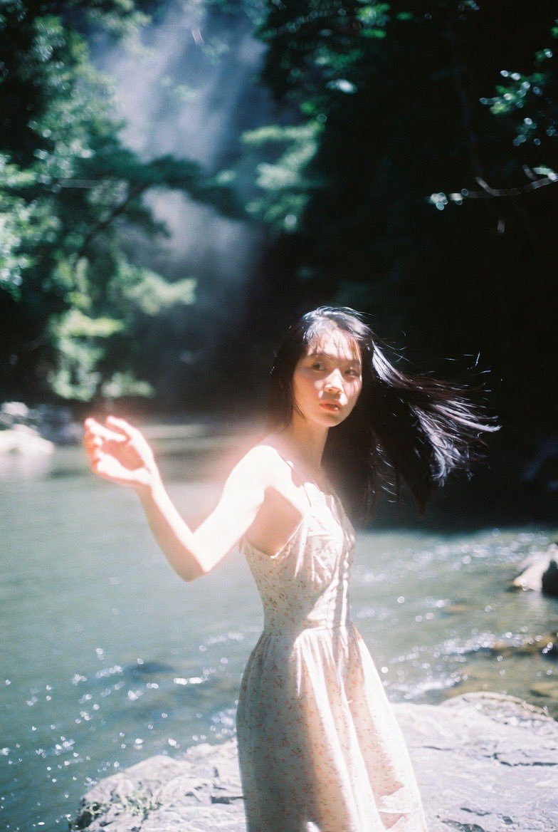 AIBoxBot案例解析：梦幻喀纳斯河畔的东亚少女人像｜Midjourney 提示词 - AIBoxBot