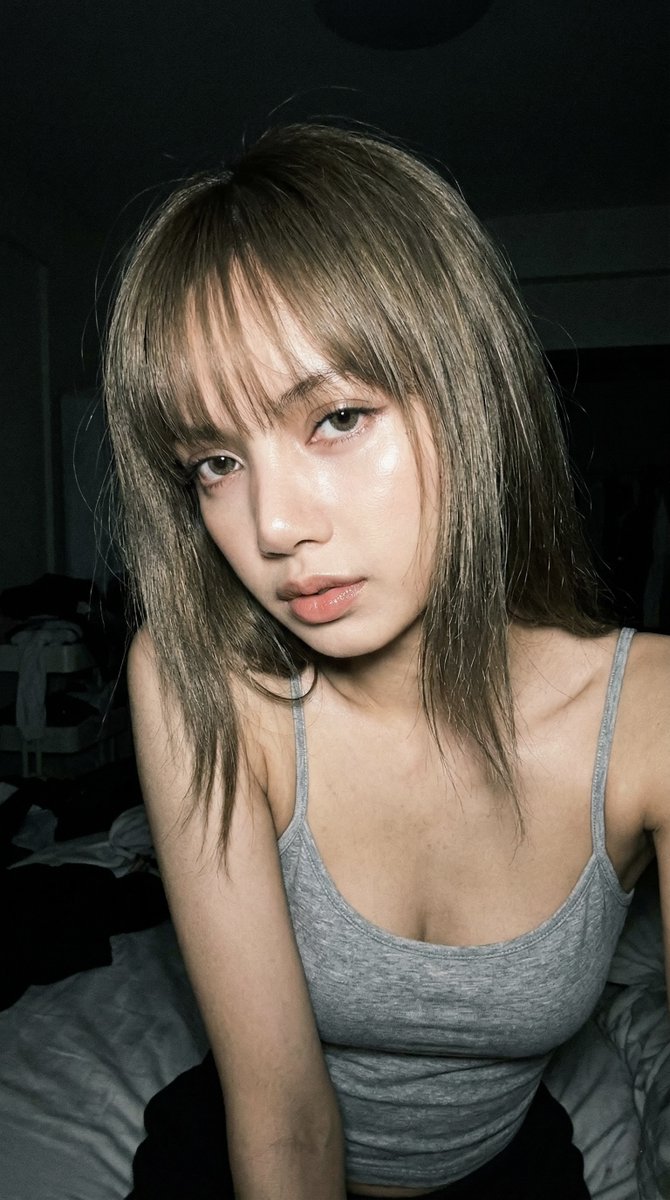 AIBoxBot风格练习：晚了装正常：Lalisa 暗光房间写真｜NanoBanana 提示词分享 - AIBoxBot