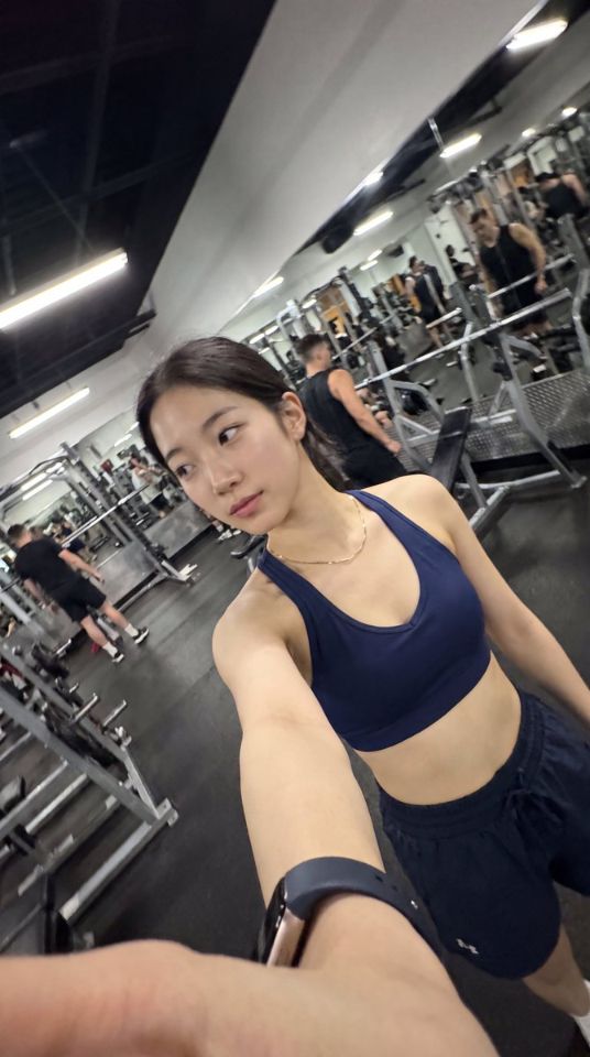 AIBoxBot构图拆解：匆忙合影：多角色站姿练习参考｜NanoBanana 实操指南（附提示词） - AIBoxBot